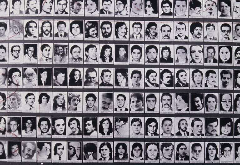 fotos en blanco y negro de personas víctimas de la dictadura en Argentina