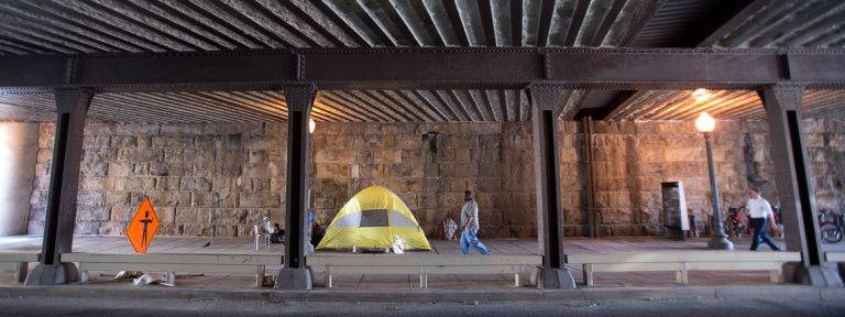 tienda de campaña en la calle sin techo pobreza