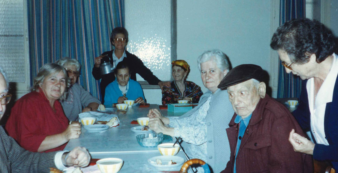 Caridad Álvarez, sirviendo té a un grupo de ancianos en Argel