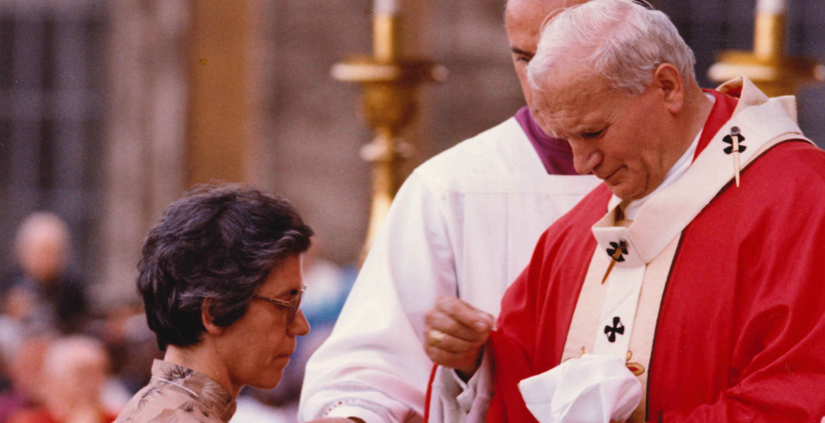 Caridad Álvarez, comulgando en una ceremonia presidida por Juan Pablo II
