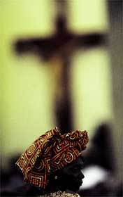 Mujer-africana-y-cruz