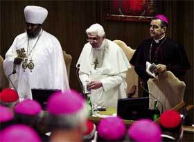 El Papa, flanqueado por el secretario general, Eterovic, y el patriarca Abuna Paulos