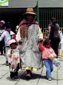 Madre-Boliviana-con-hijos