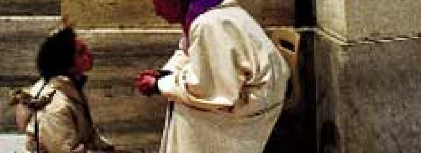 sacerdote sentado en un banco confesando a una mujer de rodillas en el Vaticano