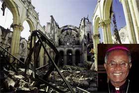 La catedral de Puerto Príncipe en ruinas. A la dcha., su arzobispo, fallecido en el seísmo