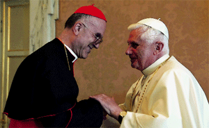 papa Benedicto XVI con cardenal Tarcisio Bertone