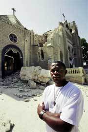 Un redentorista ante las ruinas de su iglesia