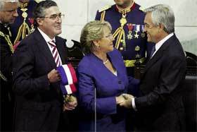 Michelle Bachelet, instantes antes de imponer la banda presidencial a su sucesor, Sebastián Piñera