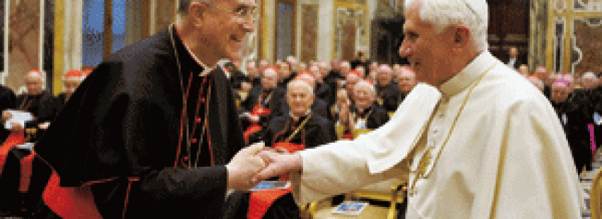 cardenal Tarcisio Bertone y papa Benedicto XVI en marzo 2010