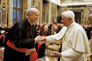cardenal Tarcisio Bertone y papa Benedicto XVI en marzo 2010