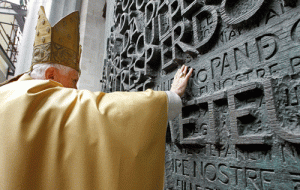 papa Benedicto XVI en la Puerta de la Gloria de la Sagrada Familia Barcelona 2010