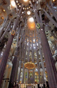 interior Sagrada Familia Barcelona templo Gaudí