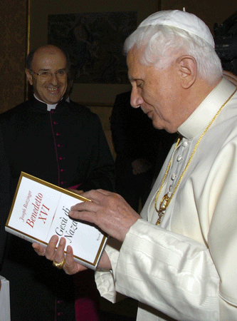 papa Benedicto XVI con un tomo de su libro sobre Jesús de Nazaret