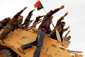 primavera árabe en Libia - manifestantes subidos a un tanque