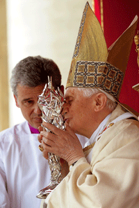Benedicto XVI besa las reliquias del beato Juan Pablo II