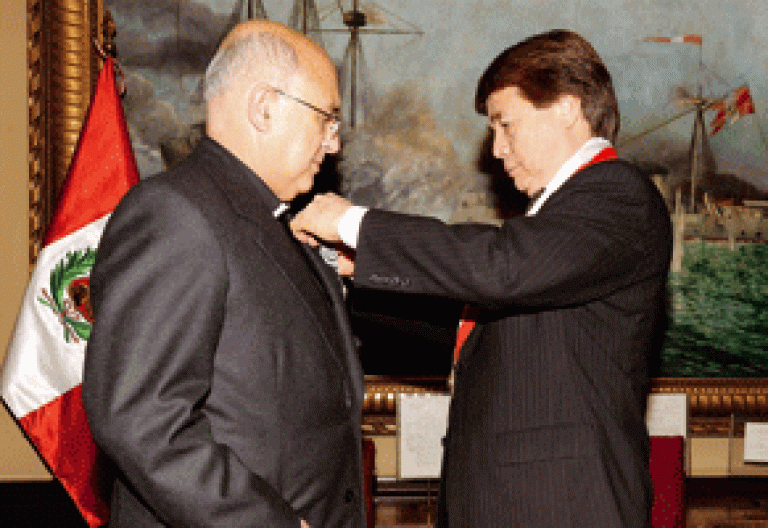 Pedro Barreto, arzobispo de Huancayo, Perú, recibe Medalla de Honor del Congreso