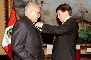Pedro Barreto, arzobispo de Huancayo, Perú, recibe Medalla de Honor del Congreso