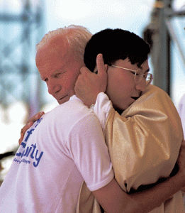 papa Juan Pablo II abraza a un joven participante en la JMJ de Denver 1993