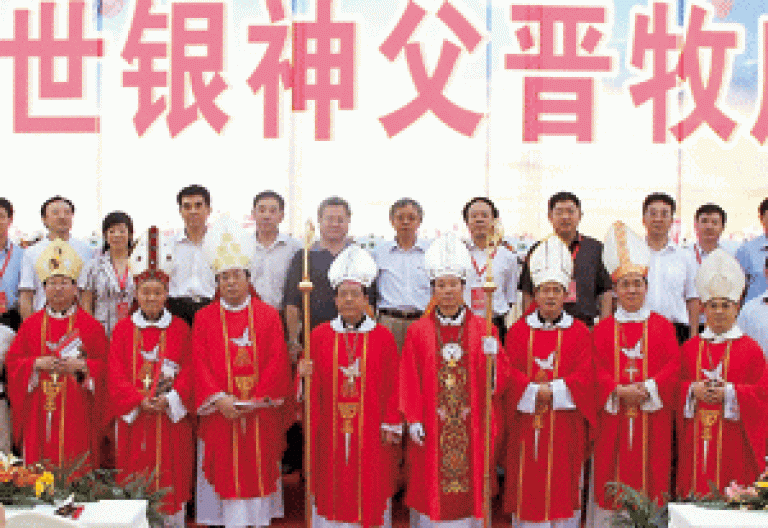 Lei Shiyin (portando la cruz a la derecha), durante su ordenación ilícita como obispo chino junio 2011