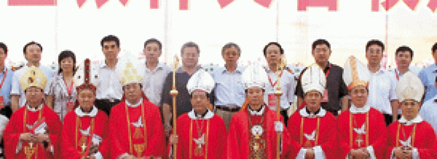 Lei Shiyin (portando la cruz a la derecha), durante su ordenación ilícita como obispo chino junio 2011