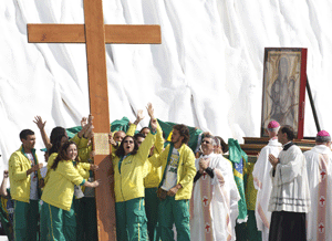jóvenes brasileños reciben la cruz de la JMJ en la clausura de Madrid 2011