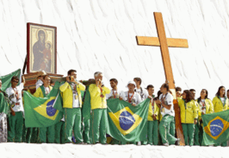 jóvenes brasileños con la Cruz JMJ para Río Janeiro 2013