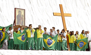 jóvenes brasileños con la Cruz JMJ para Río Janeiro 2013