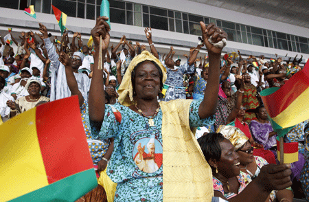 viaje papa Benedicto XVI Benin - ambiente fiesta mujer saluda