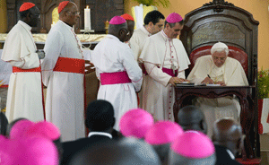 Papa Benedicto XVI firma exhortacion postsinodal Africae Munus en Benin - noviembre 2011