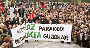 Obispos del País Vasco y Navarra juntos en la Marcha por la Paz en Armentia (2001).