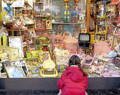 niña mira juguetes en un escaparate