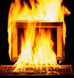 ordenador ardiendo pira de fuego