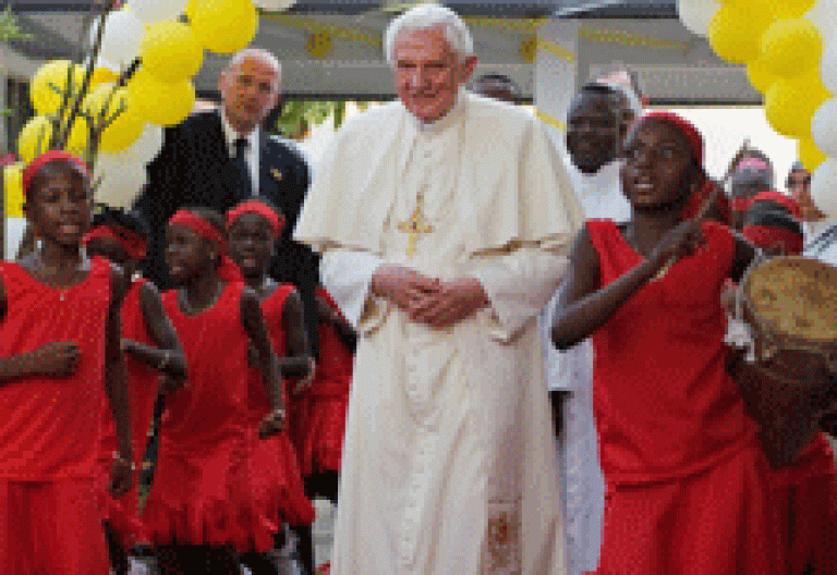 Papa Benedicto XVI recibido con danzas en Benin