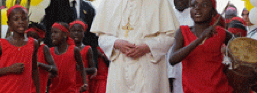Papa Benedicto XVI recibido con danzas en Benin