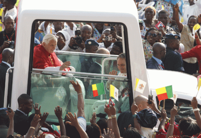 Benedicto XVI en papamovil en Benin