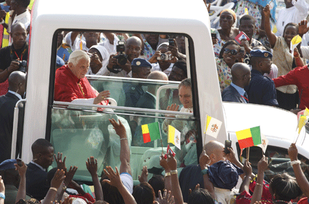 Benedicto XVI en papamovil en Benin
