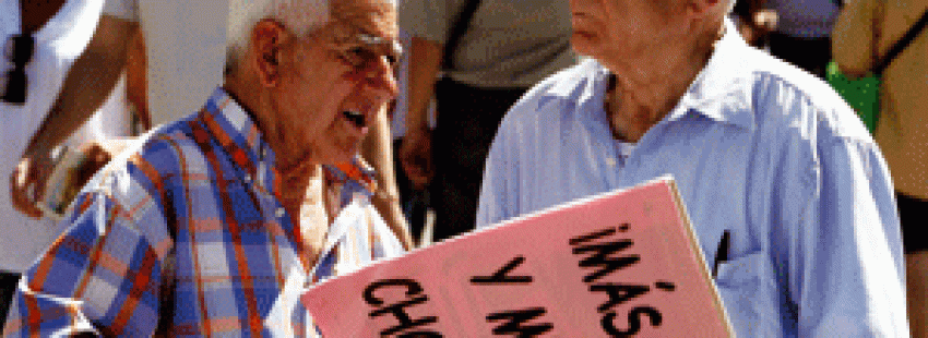 pensionistas indignados con pancarta mas pan y menos chorizos