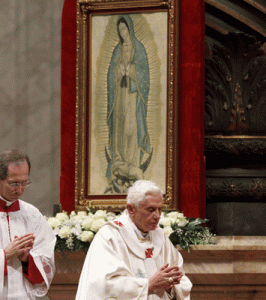 papa Benedicto XVI con la imagen de la Virgen de Guadalupe