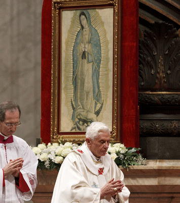 papa Benedicto XVI con la imagen de la Virgen de Guadalupe