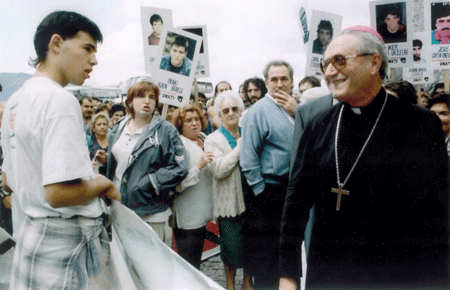Obispo Jose Maria Setien increpado por familiares de presos de ETA