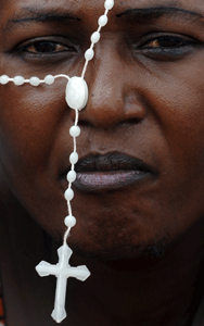 mujer africana con un rosario