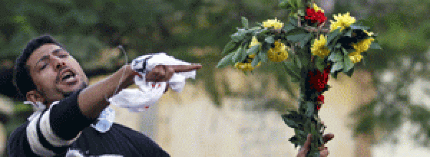 cristiano en Egipto sostiene una cruz hecha con flores