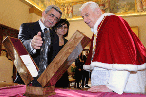 papa Benedicto XVI con el presidente de Armenia Serzh Sargsyan