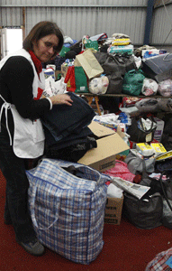 Voluntaria organiza bolsas de ropa