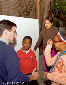 voluntario cristiano con grupo de niños