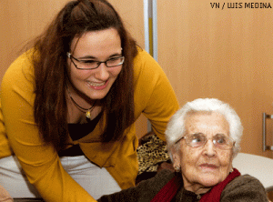 joven voluntaria cristiana con una anciana