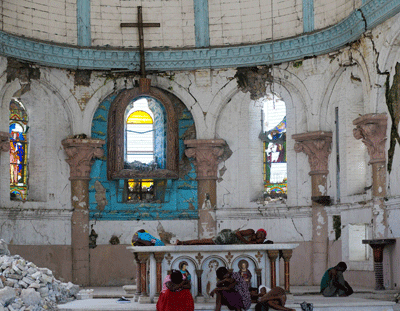 Haití víctimas de terremoto rezan en una iglesia