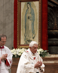 papa Benedicto XVI junto a cuadro de la Virgen de Guadalupe