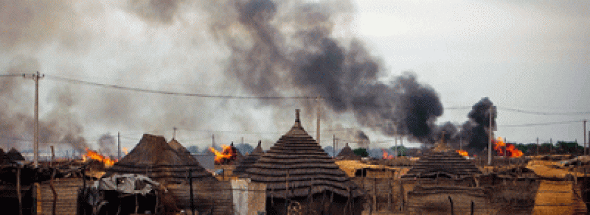 casas ardiendo por la violencia en un pueblo en Sur de Sudán