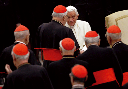 papa Benedicto XVI saluda a cardenales
